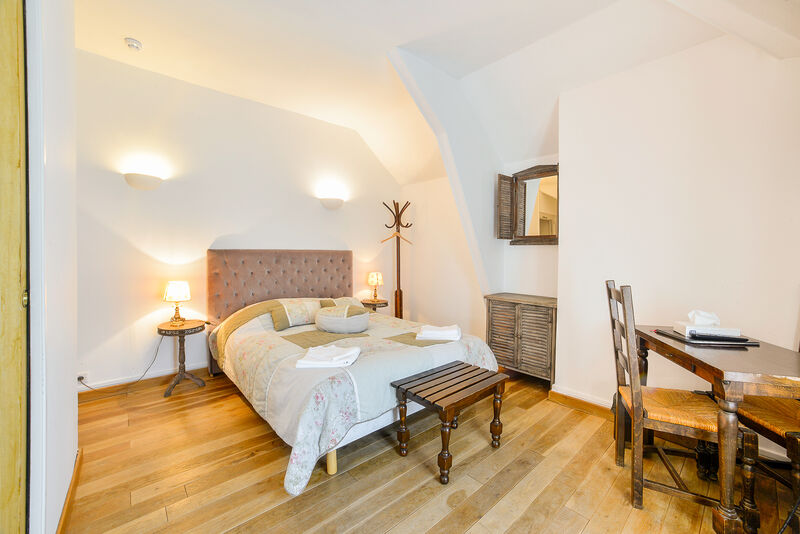 Chambre Double, 100€/nuit, 15m², vue jardin, salle de bain avec baignoire.