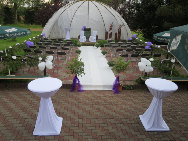 Freifläche direkt am Saal angrenzend.