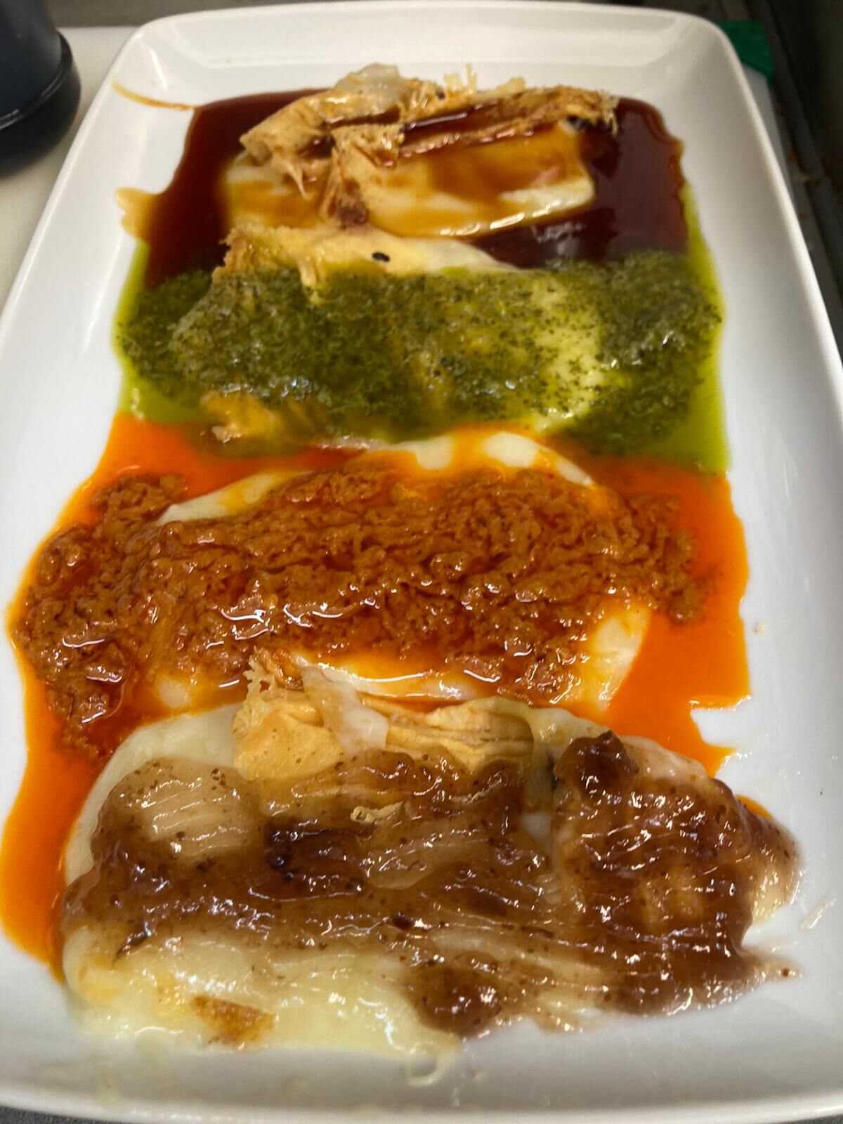 Queso asado con mojos y miel