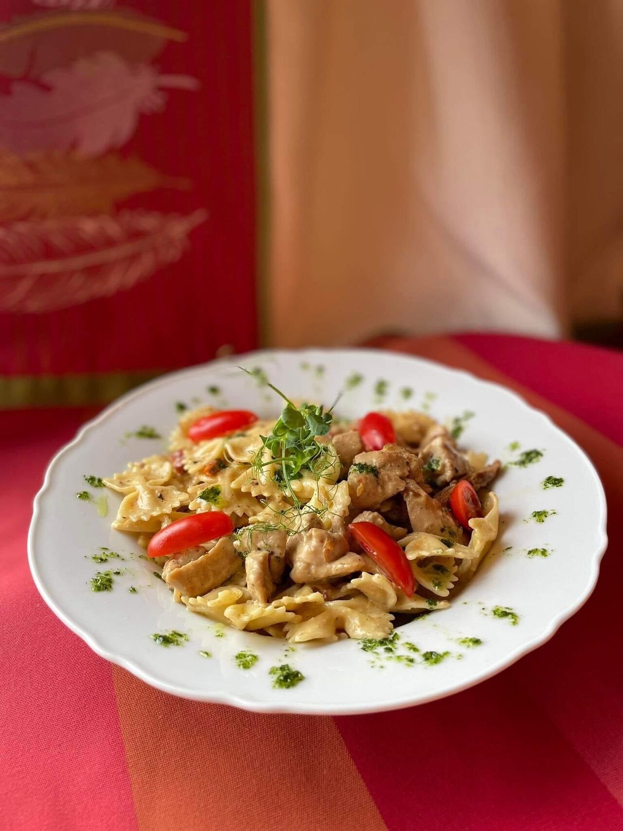 Makaron farfalle z kurczakiem w sosie śmietanowo-pomidorowym 