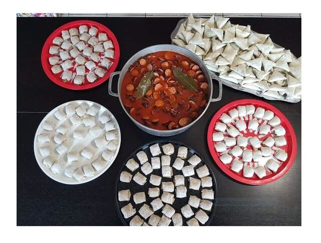 Bouchons...... Samoussa..............Rougails saucisses............
