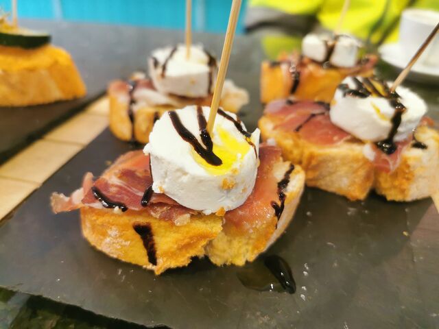 Cebolla caramelizada, jamón, rulo de cabra 