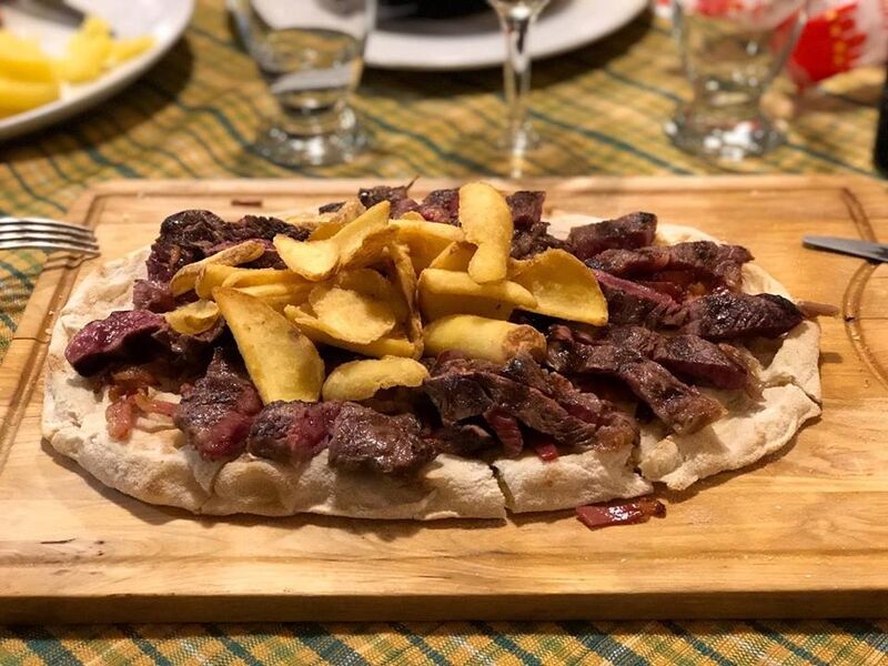 pinsa con tagliata e patate