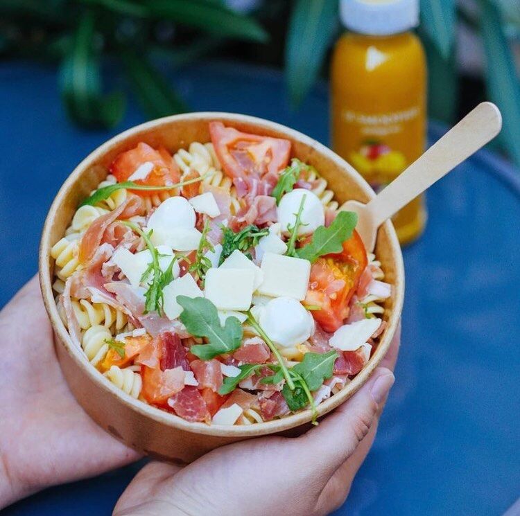 Salade italienne
Pâtes, jambon sec, billes de mozzarella, tomate, copeaux de Grana Padano