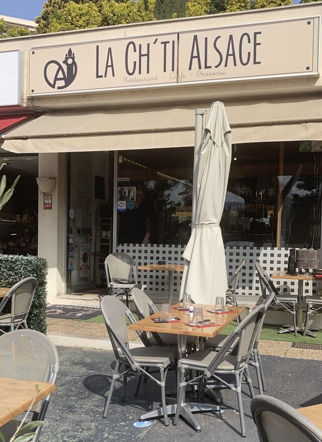 Nous pouvons accueillir 30 couverts à l'intérieur et 30 en terrasse qui très bien ensoleillée toute l'année
