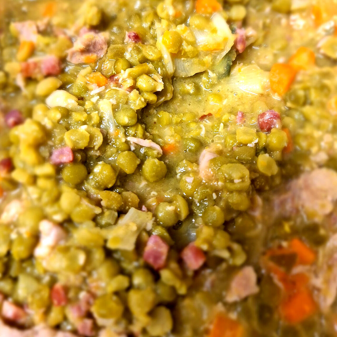 Erbseneintopf mit viel Fleisch