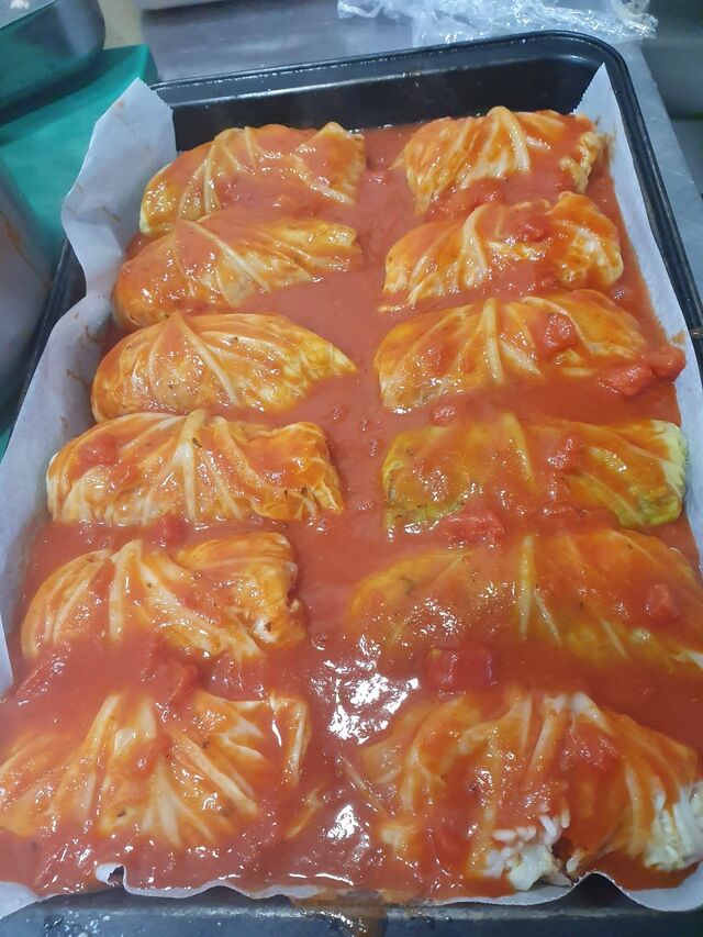 Repollo relleno con Verduras y Arroz en Salsa de Tomate.