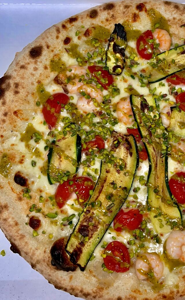 Lustru di luna:
mozzarella fior di latte, pomodorini, pesto e granella di pistacchio, zucchine e gamberetti