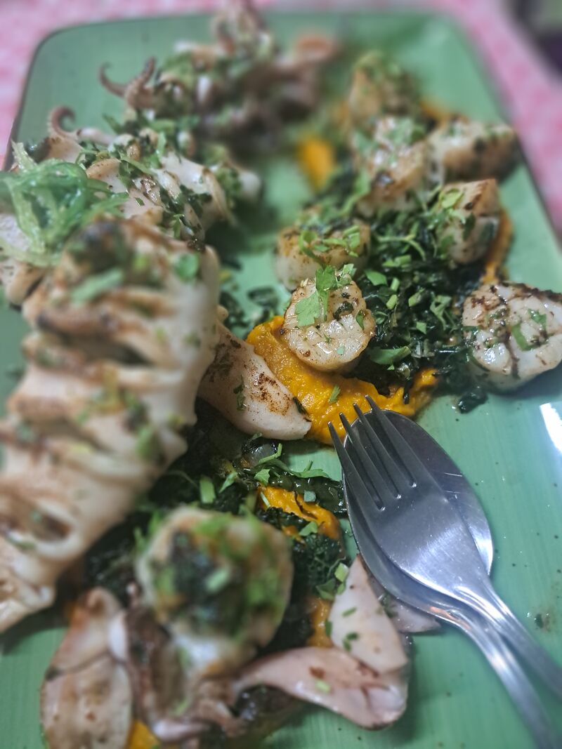 mit Kräutern gefüllter Tintenfisch