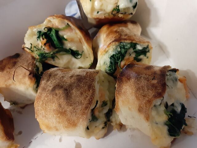 Pizzabrötchen gefüllt mit Lachs und Spinat