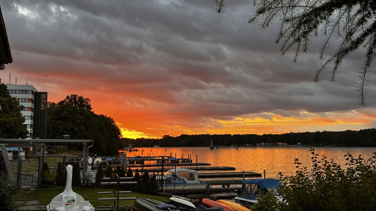 Blick aufs Wasser bei Sonnenuntergang 