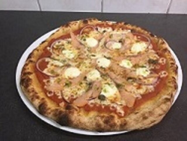 Pizza Nordique:
Sauce tomate (maison), Mozzarella, Saumon fumé, Câpres, Oignons Rg et Blc, Mascarpone