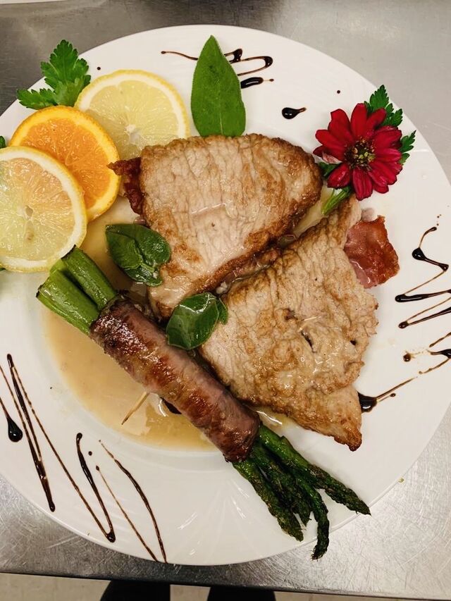 Saltimbocca alla Romana mit grüner Spargel