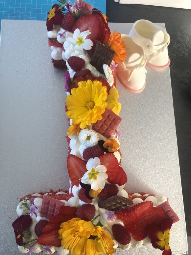 Number cake , gâteau red velvet,crème chantilly / mascarpone avec des fraises et framboises pour les 1 an d'une petite princesse