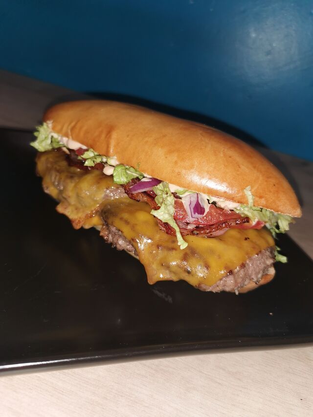 FranguiBurger : pain artisanal, double steak façon bouchère, lard fumé, cheddar, tomate, salade, oignon, sauce Franguigui