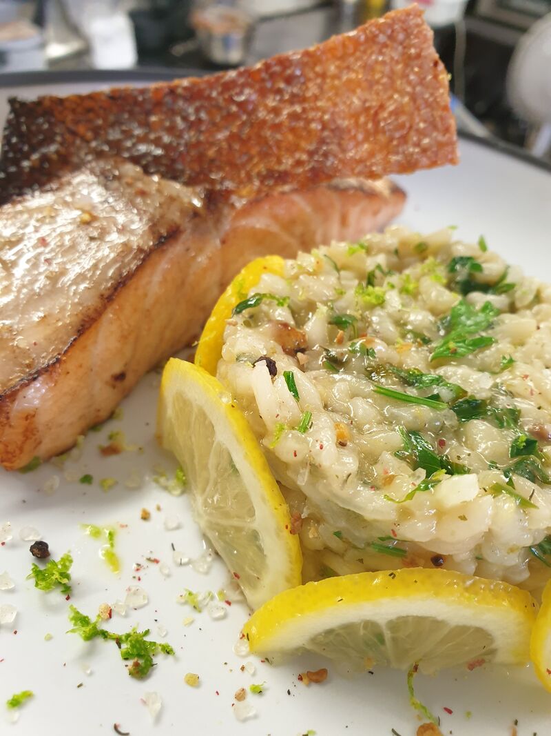 Risotto au citron et pavé de saumon.