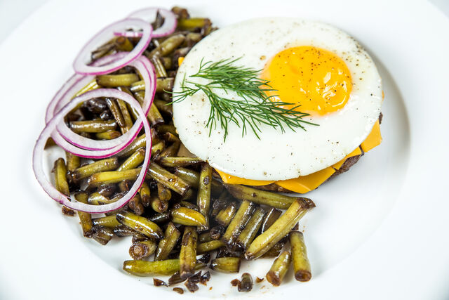 Біфштекс з кисло-солодкою спаржею та яйцем.