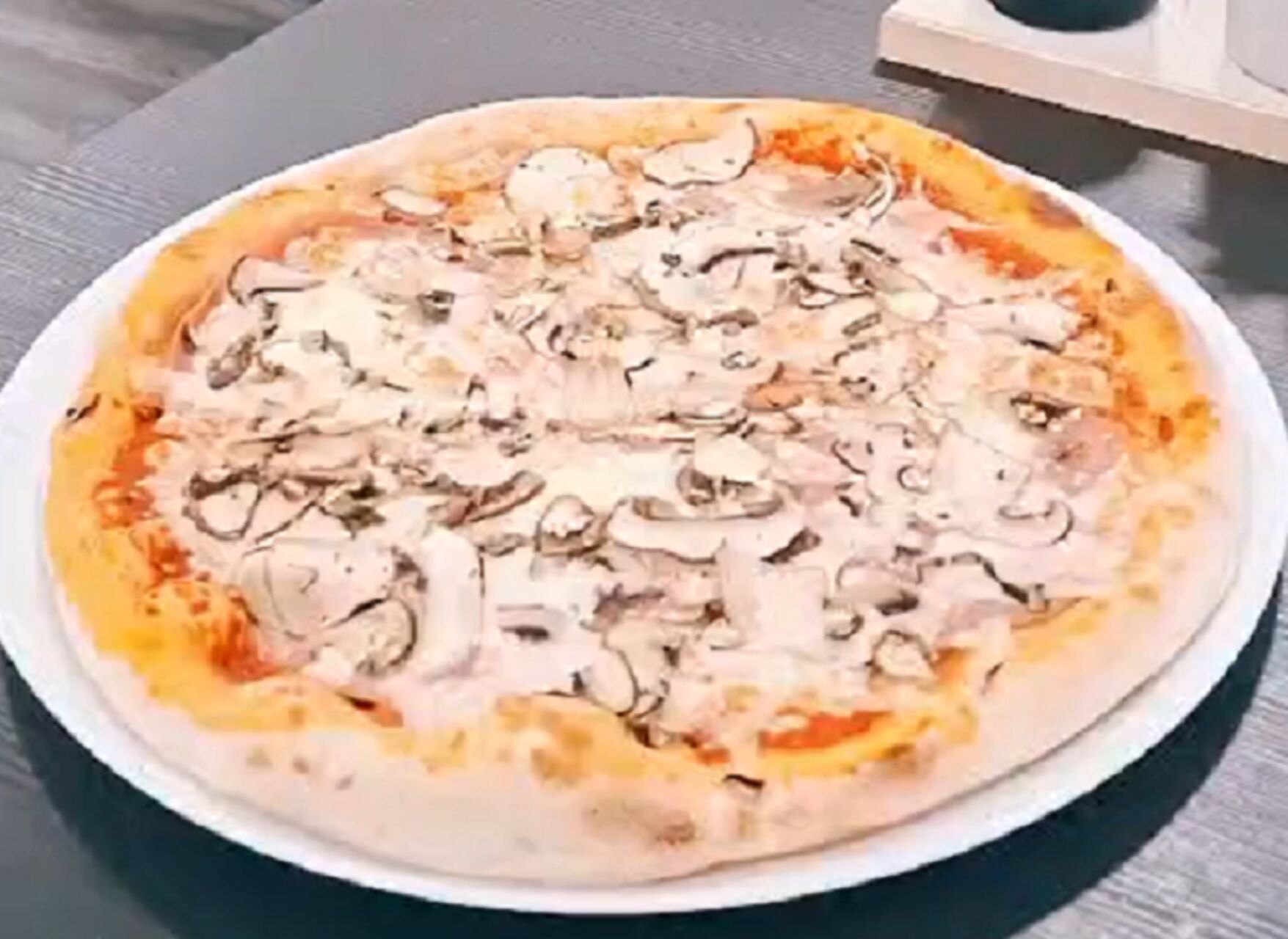 Pizza Prosciutto e Funghi – Simplitatea la cea mai bună formă! 🍕🍄