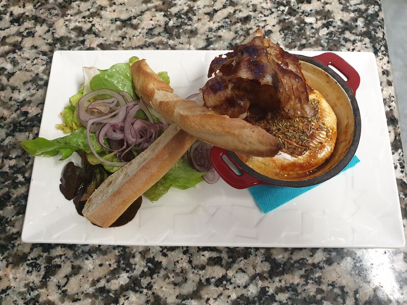 camenbert roti au miel et lard grillé