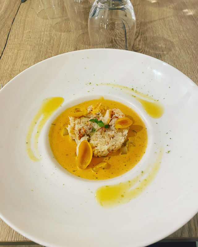 Chair de tourteau sur son lit d endives marinées et sa bisque de tourteaux 