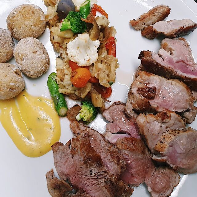 Solomillo de cerdo con papas canarias, salsa bearnesa y mini verduritas