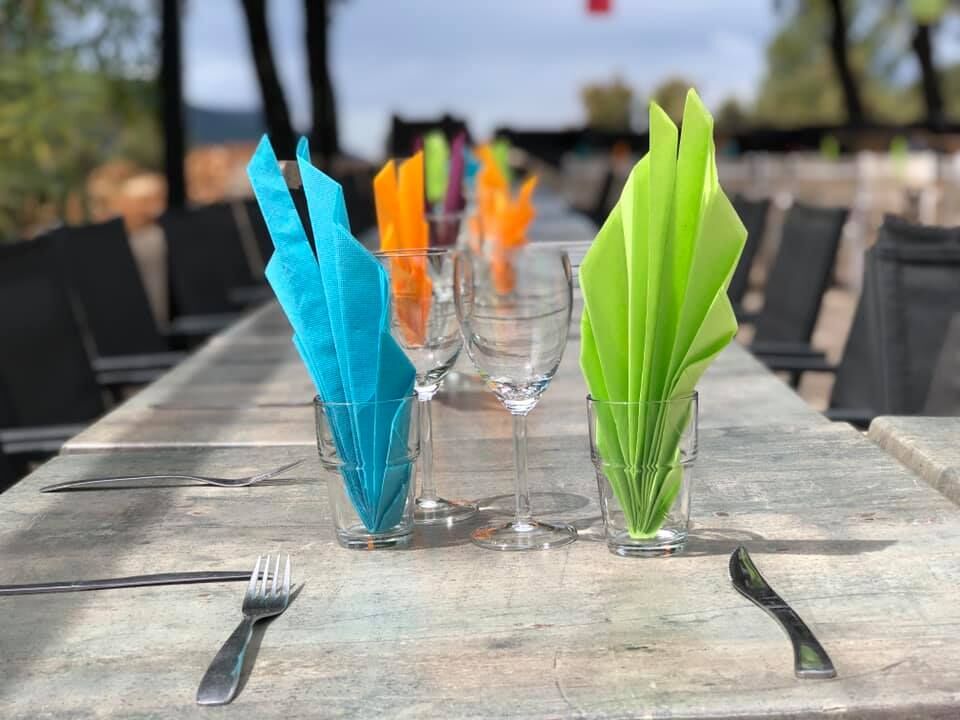 Avec notre grande terrasse ombragée, nous avons la capacité d’accueillir des groupes jusqu'a 80 personnes.