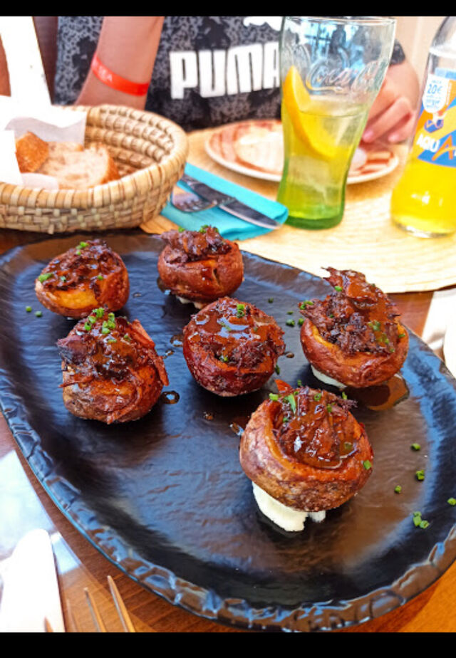 Papas negras rellenas de carrillera en su jugo!