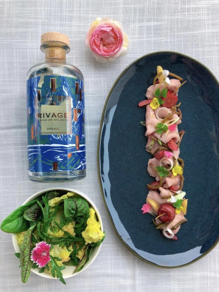 Carpaccio de veau cuit à basse température, pickles de cerises et salicornes, vinaigrette au gin.