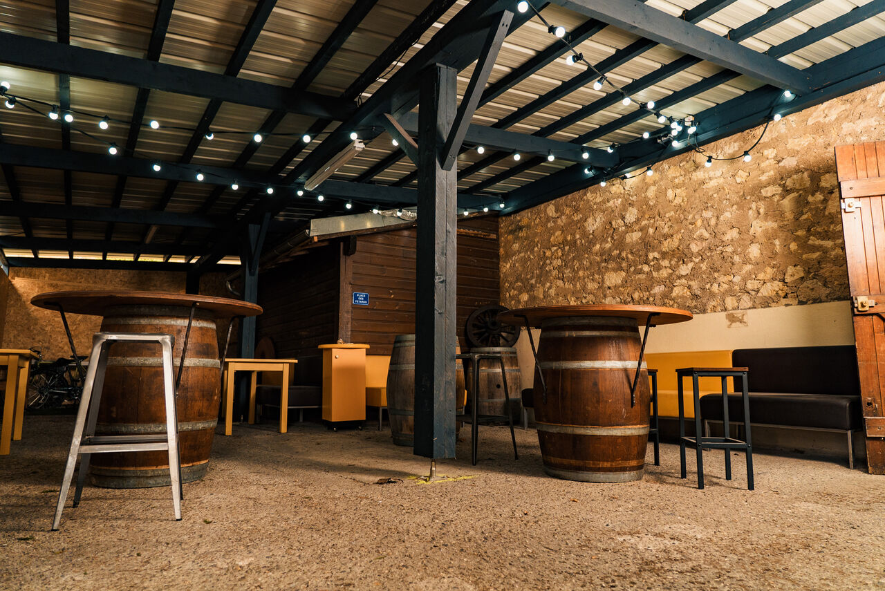 Terrasse couverte. Idéale, autant en hiver pour s'abriter du froid, qu'en été pour rester à l'ombre dans un bon courant d'air.