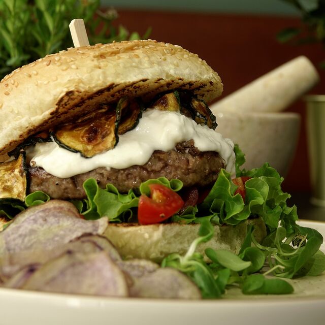 Panino con Hamburger, pomodorini ciliegino, zucchine alla poverella, burrata e misticanza.