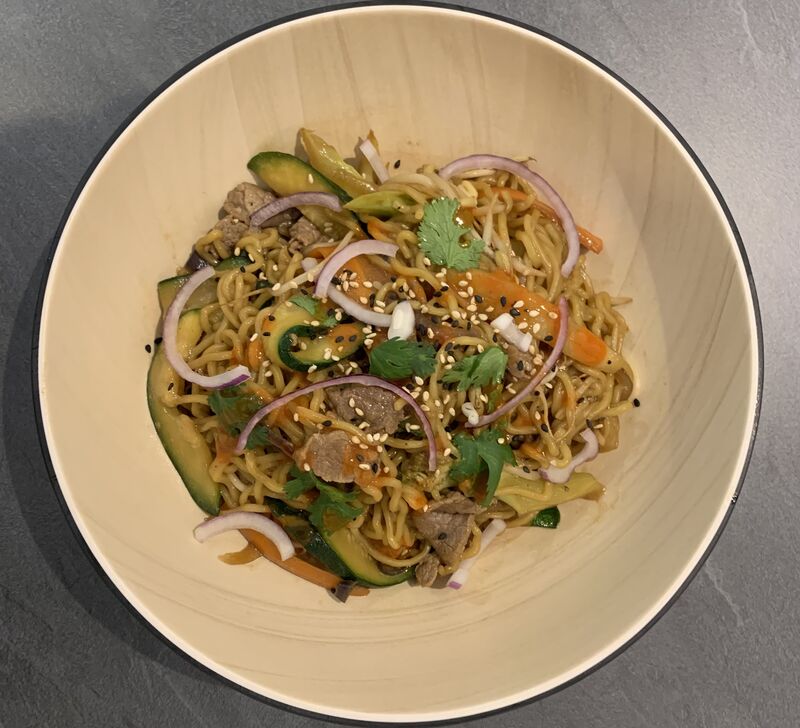 Nouilles sautées aux boeuf et aux légumes ( choux chinois, carottes, courgettes, oignons et viande de boeuf, sésame )