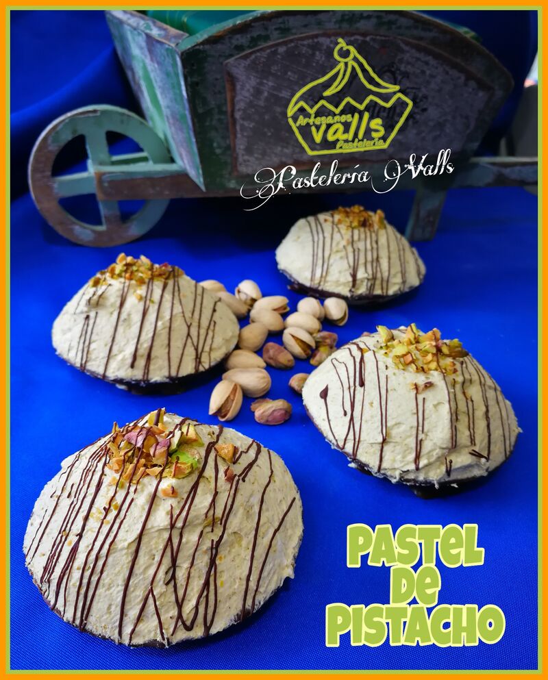 Caprichos de Pistacho.
Con una base de Pasta Brisa bañada en Chocolate.