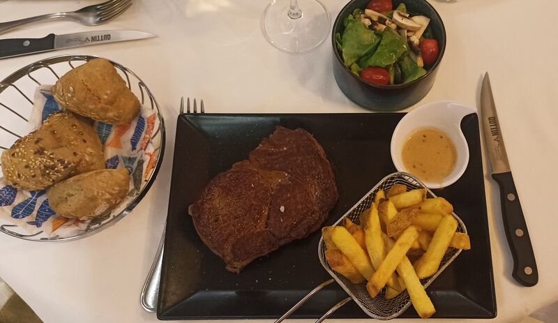 Entrecôte frites salade