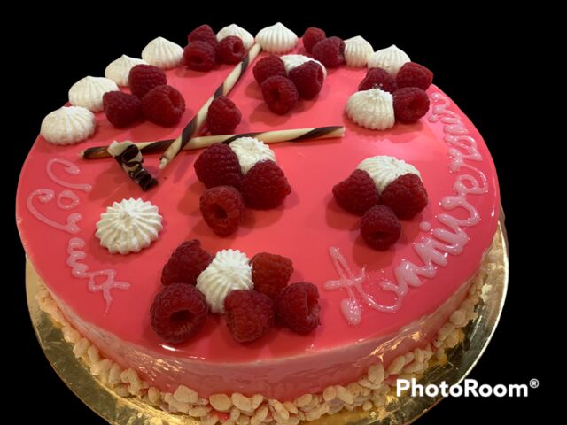Entremets vanille framboises
Bavaroise vanille insert compotée de framboises
Croustillant fruits rouge, riz soufflé
