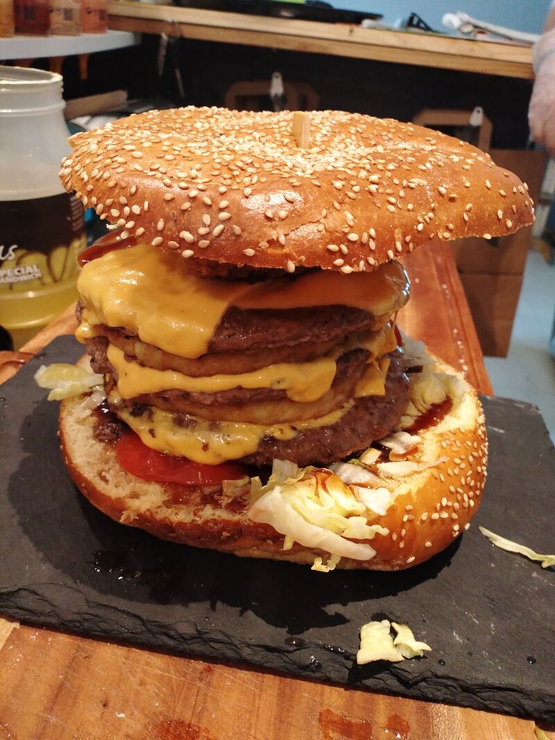 LE BURGER D'ALEX
3 STEAK 180GR
2 GALETTES DE PATATE
1 FILET DE POULET