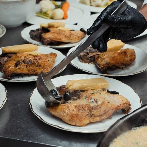 Pintade fermière rôtie, champignons sauvages et Panisses