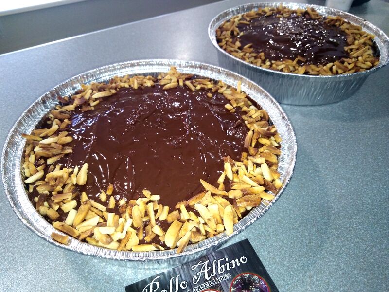 Bizcocho de naranja con cobertura de chocolate y almendras ?❤️