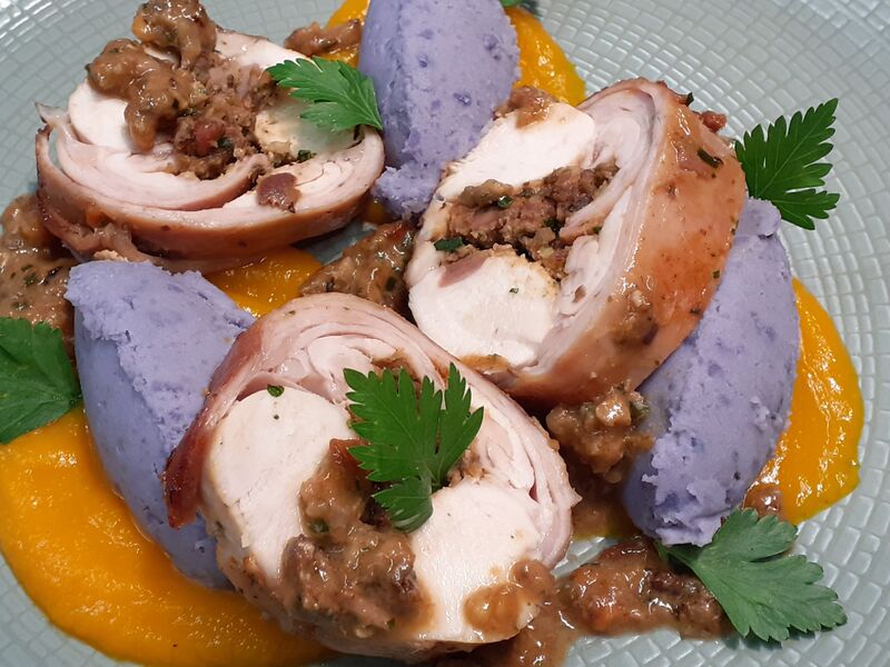 Râble de lapin aux noix , purée de vitelotte et crème de potiron.