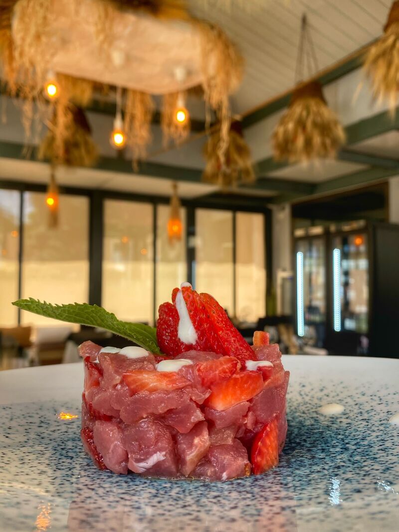 Antipasti: Tartare di Tonno alle Fragole, panna acida al miele e limone