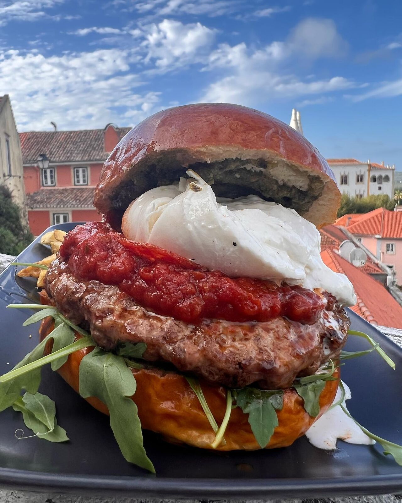 Hambúrguer da Ferraria com queijo e tomate, com vista sobre Sintra