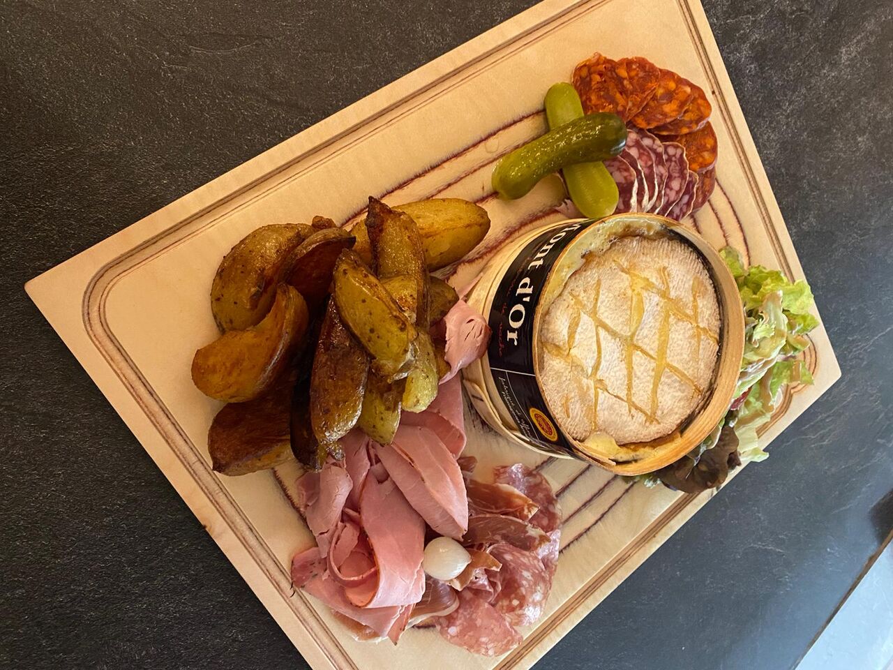 Le Mont d'Or, sa charcuterie et ses potatoes
