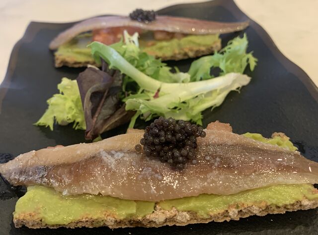 Tosta de Anchoa sobre Tartar de Tomate y Guacamole