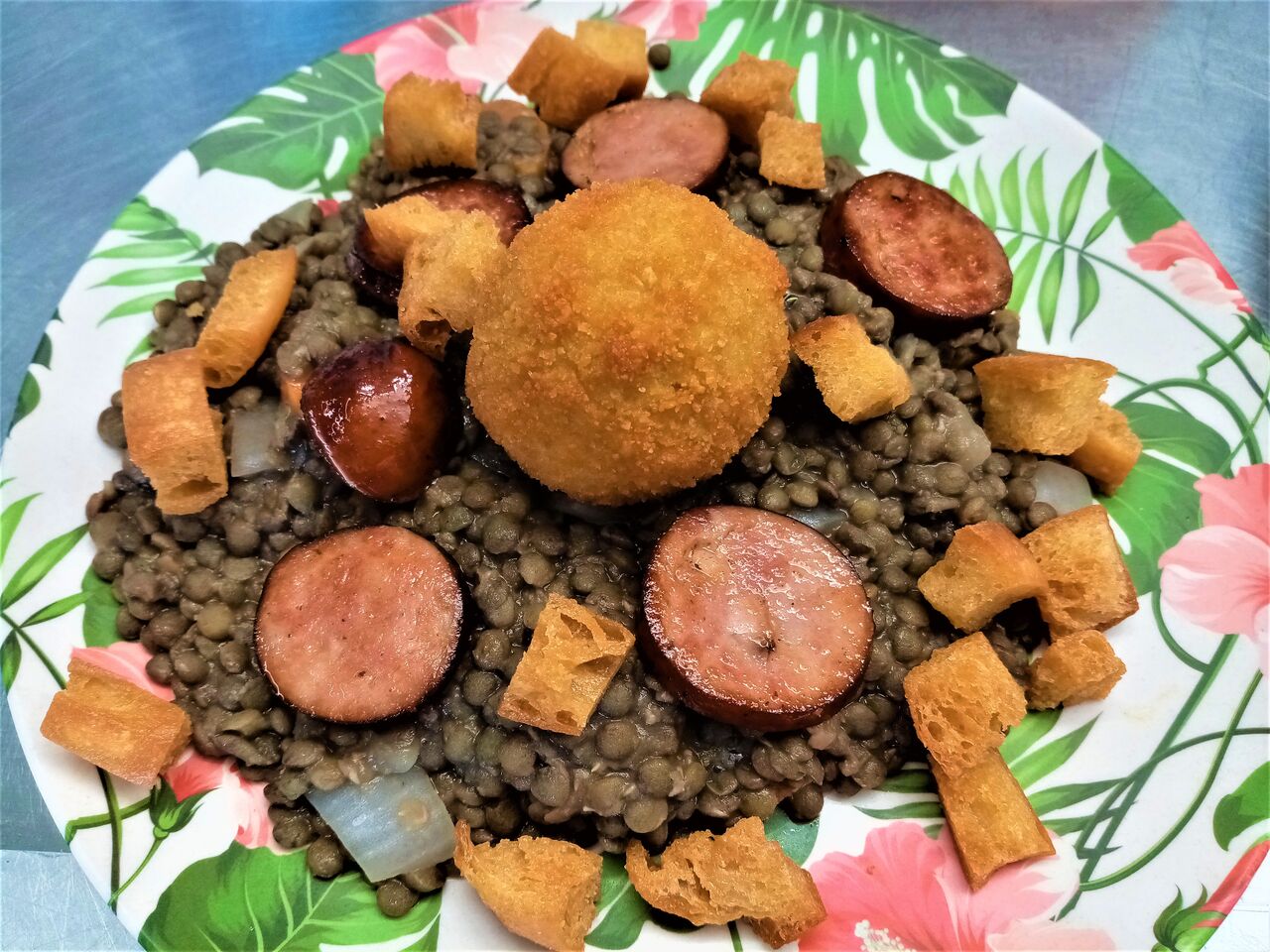 Salade chaude de lentilles,saucisses de Montbéliard,œuf mollet pané, carottes,croûtons et vinaigrette moutardée