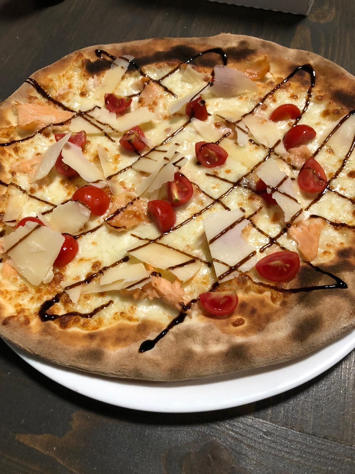 PIZZA NETTUNO(mozzarella, salmone, pomodorini, grana, glassa di aceto balsamico)