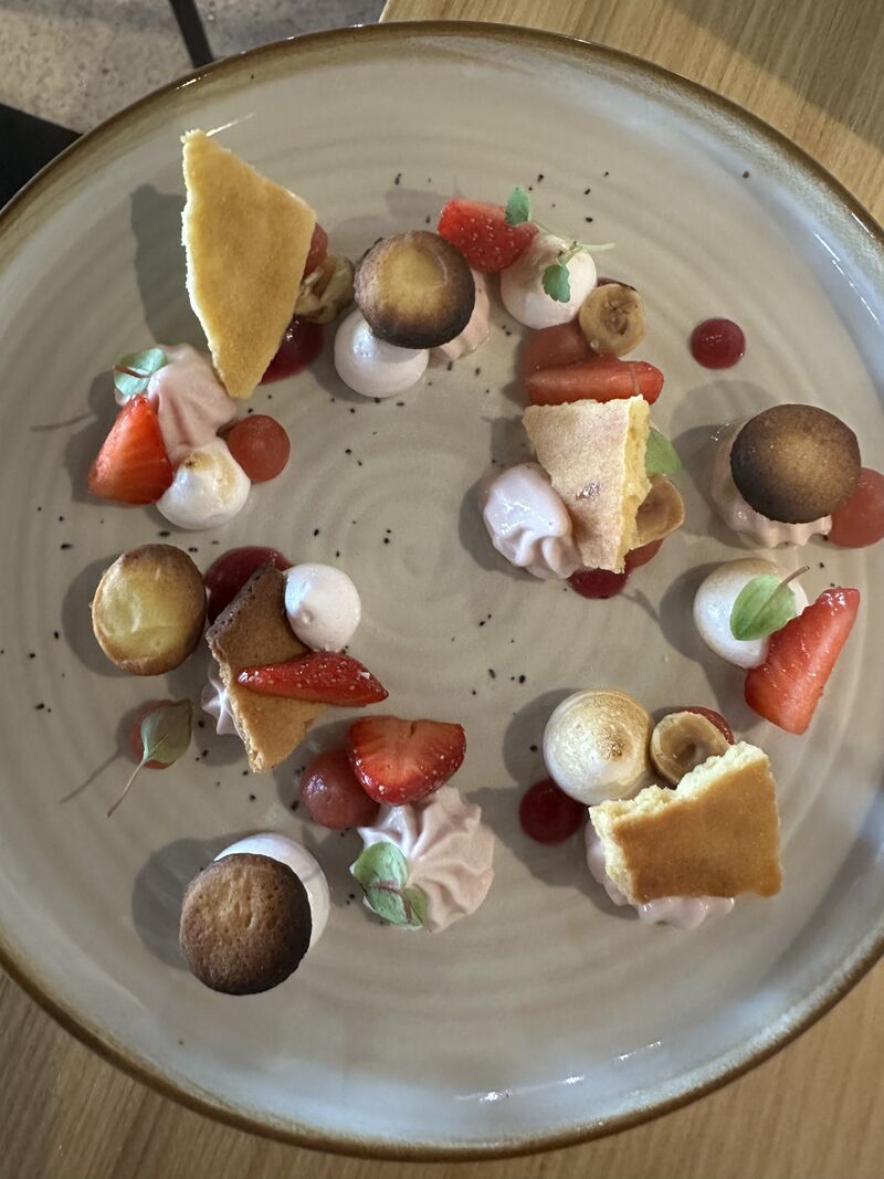 dessert travaillé autour de la rose et de la fraise 