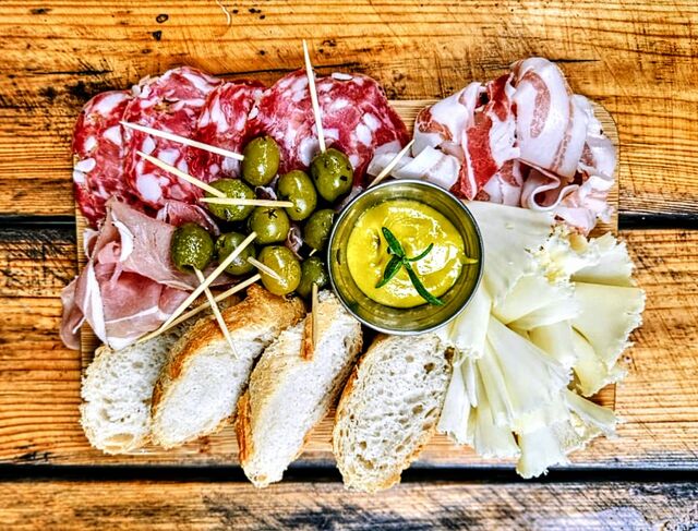 Deska z wędlinami truflowymi i szwajcarskim serem.