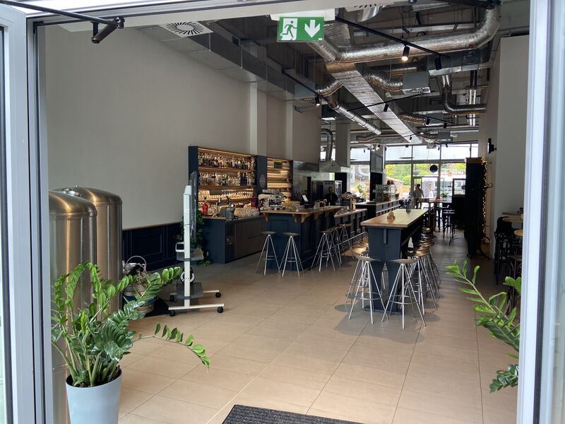 Pohled do přední části pivnice s pivními tanky