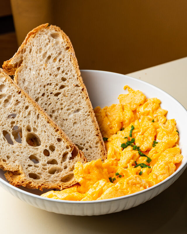 Ovos mexidos com pão sourdought