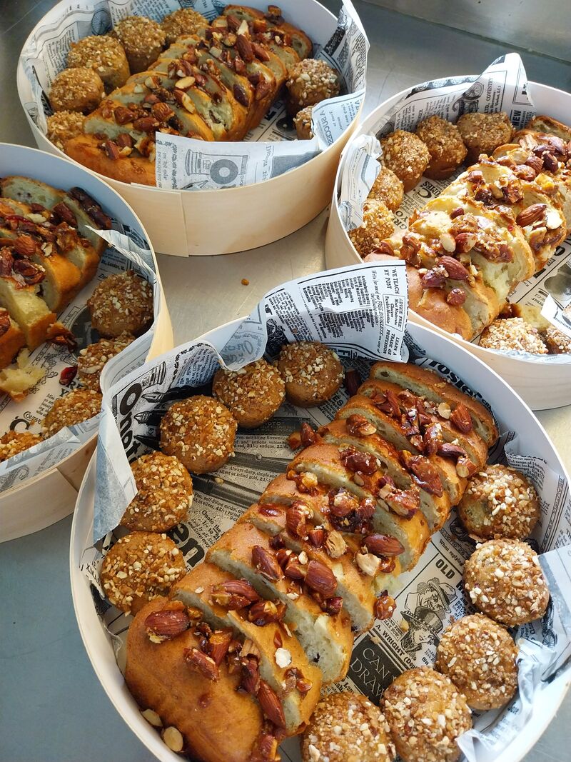 Box cake aux poires, cranberry, amandes et mini pirog aux abricots et pralin