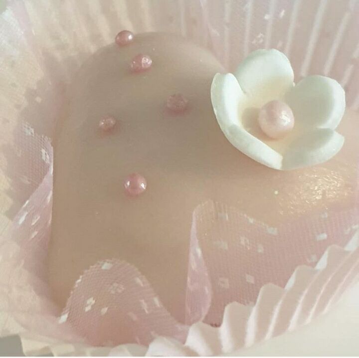 Mkhabez une pâte d'amande parfumée de zeste de citron avec une légère couche de glaçage 